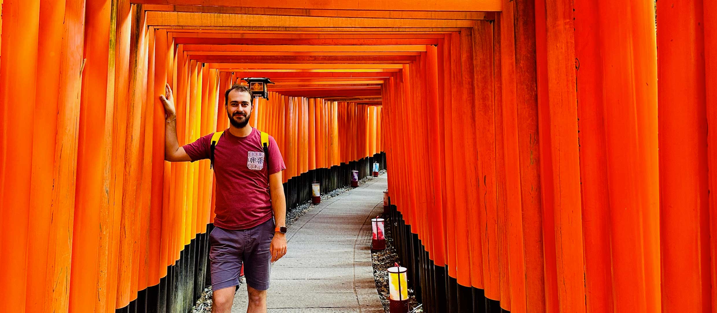 Matteo Bruschi, social media manager freelance ad Arezzo, durante un viaggio in Giappone tra i torii